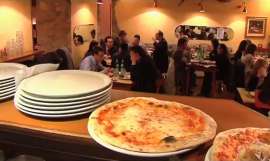 Aprire una pizzeria a Milano? Ecco come pizze in primio piano in una pizzeria
